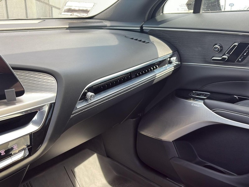 Cadillac LYRIQ Vehicle Full-screen Gallery Image 17