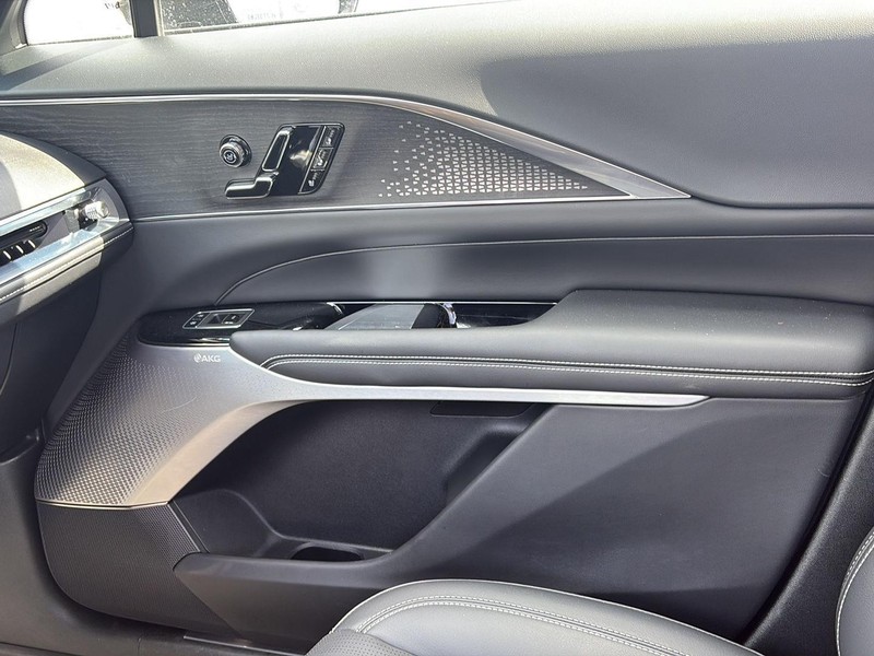 Cadillac LYRIQ Vehicle Full-screen Gallery Image 18
