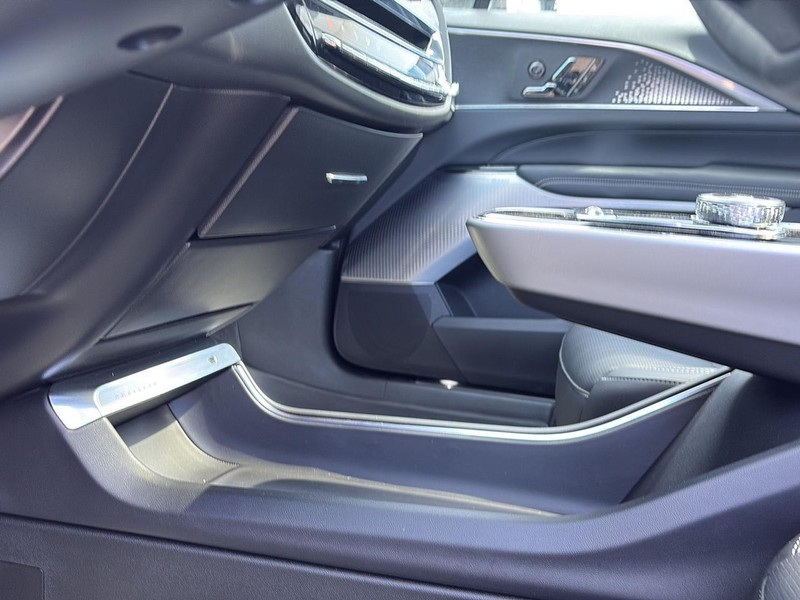 Cadillac LYRIQ Vehicle Full-screen Gallery Image 27