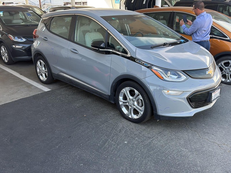 Chevrolet Bolt EV Vehicle Full-screen Gallery Image 02