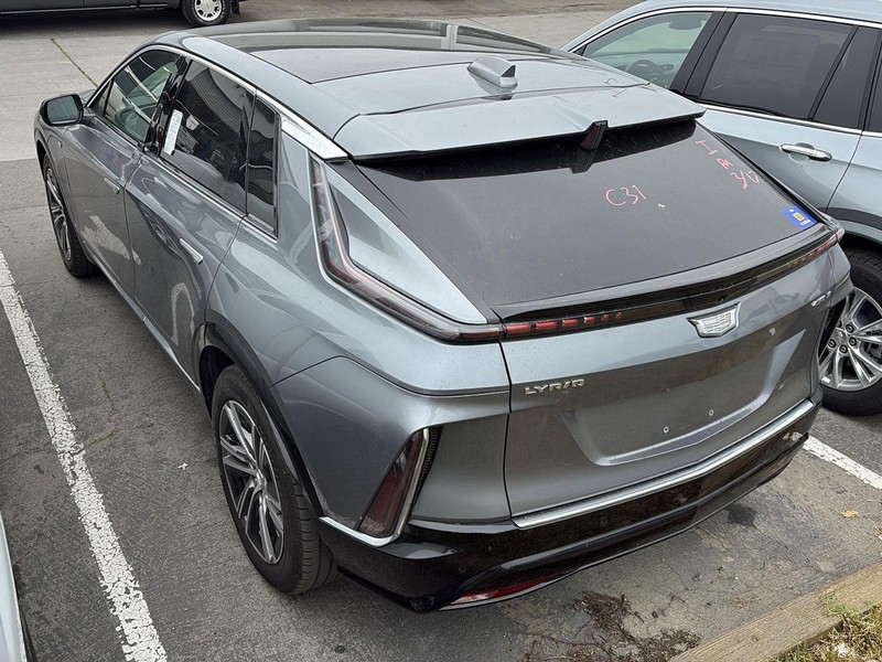 Cadillac LYRIQ Vehicle Full-screen Gallery Image 07