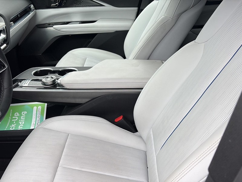 Cadillac LYRIQ Vehicle Full-screen Gallery Image 10