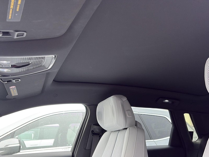 Cadillac LYRIQ Vehicle Full-screen Gallery Image 15