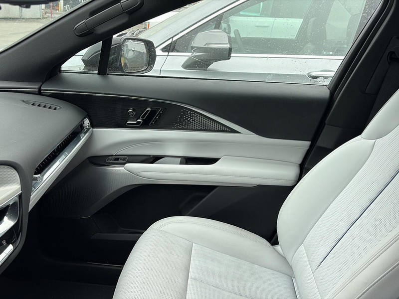 Cadillac LYRIQ Vehicle Full-screen Gallery Image 16