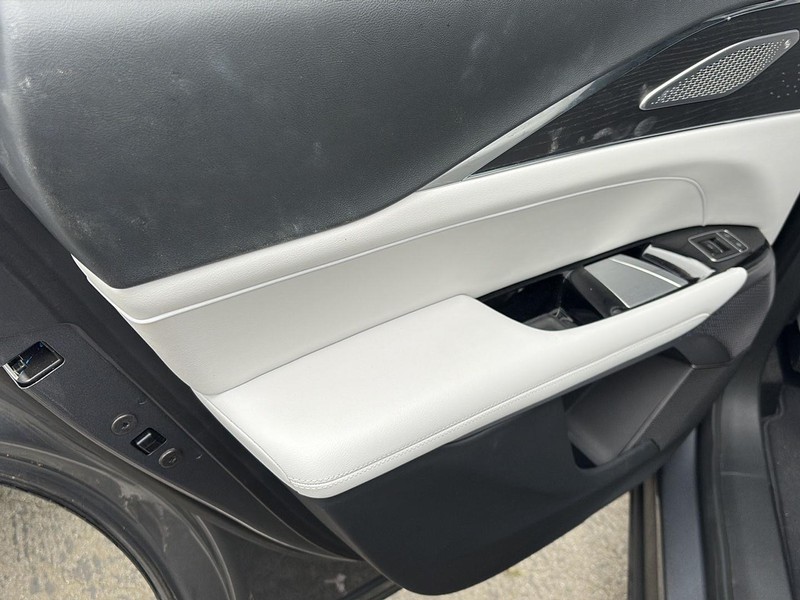 Cadillac LYRIQ Vehicle Full-screen Gallery Image 17