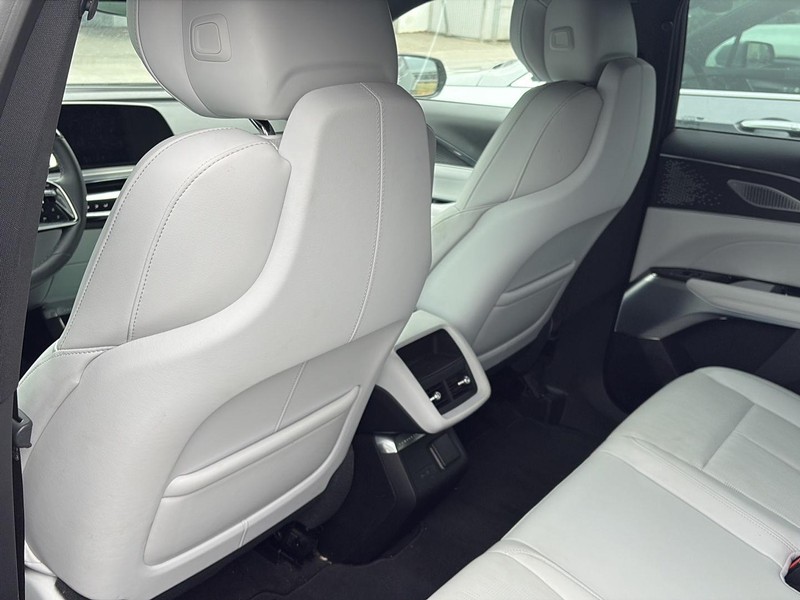 Cadillac LYRIQ Vehicle Full-screen Gallery Image 18