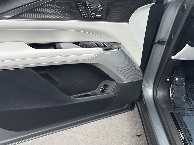 Cadillac LYRIQ Vehicle Full-screen Gallery Image 26