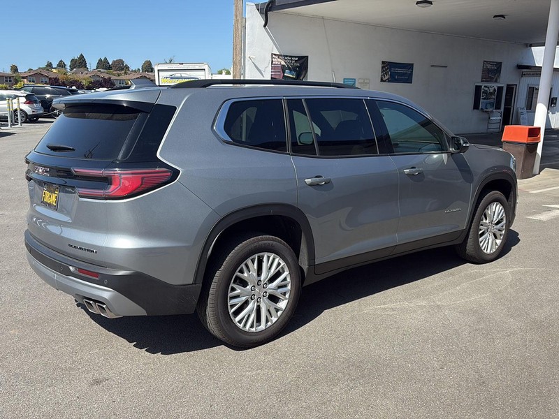 GMC Acadia Vehicle Full-screen Gallery Image 03