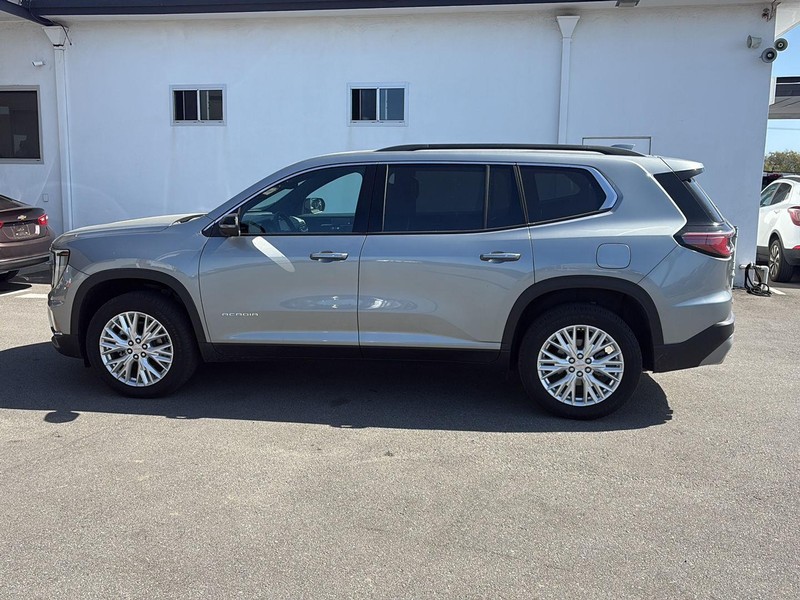 GMC Acadia Vehicle Full-screen Gallery Image 06
