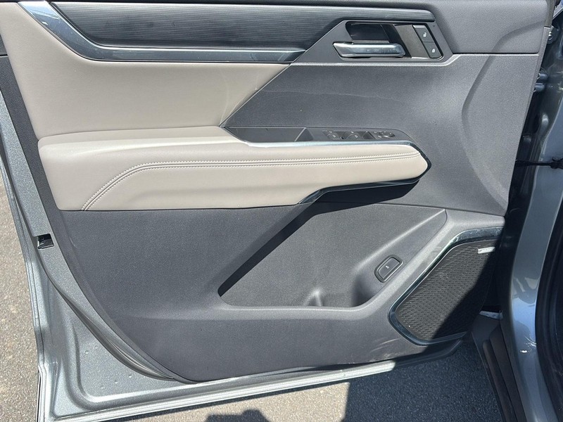 GMC Acadia Vehicle Full-screen Gallery Image 11