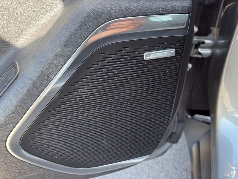 GMC Acadia Vehicle Full-screen Gallery Image 12