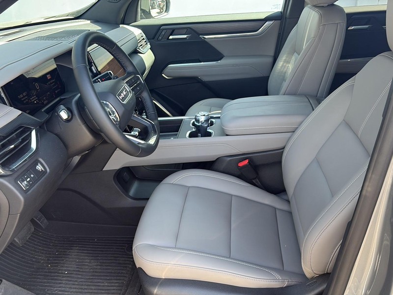 GMC Acadia Vehicle Full-screen Gallery Image 13