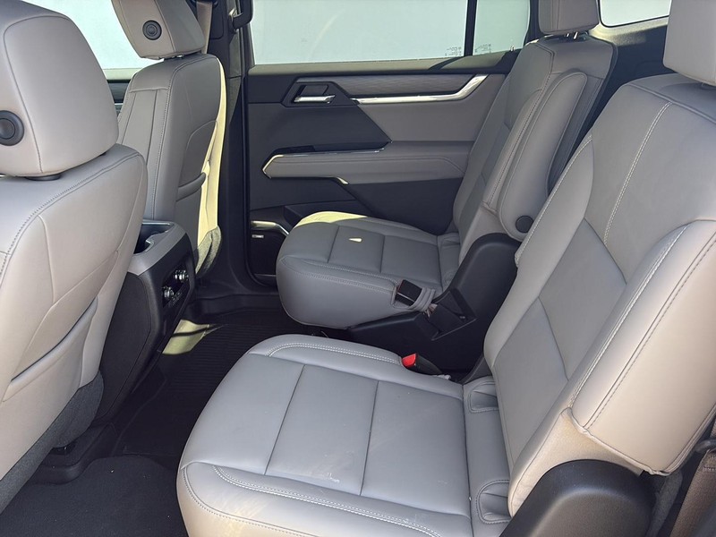 GMC Acadia Vehicle Full-screen Gallery Image 14