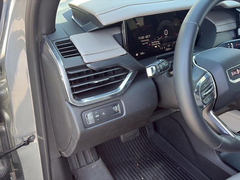 GMC Acadia Vehicle Full-screen Gallery Image 17