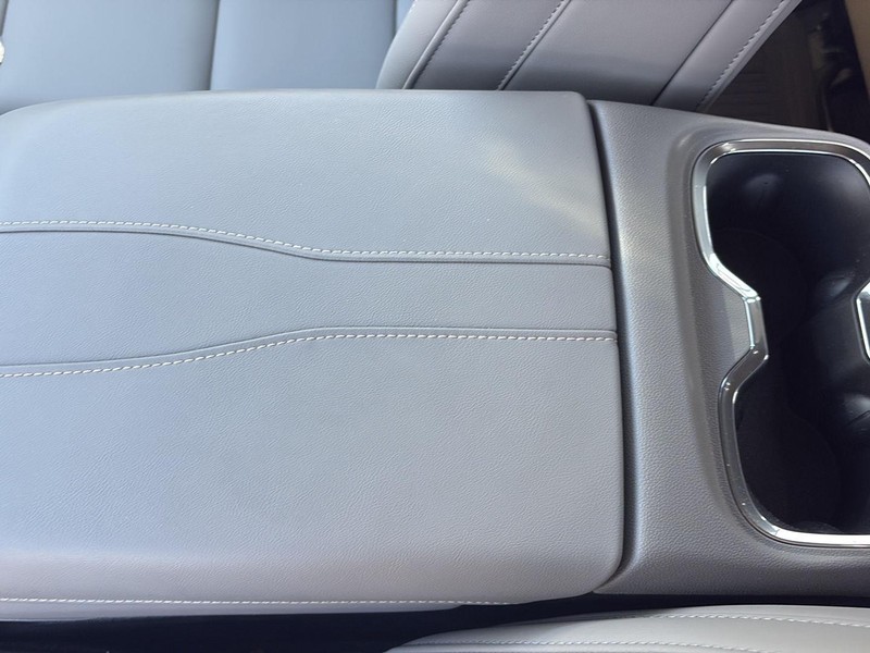 GMC Acadia Vehicle Full-screen Gallery Image 25