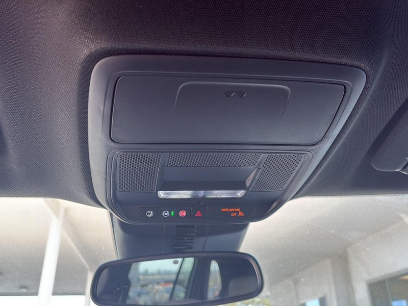 GMC Acadia Vehicle Full-screen Gallery Image 26