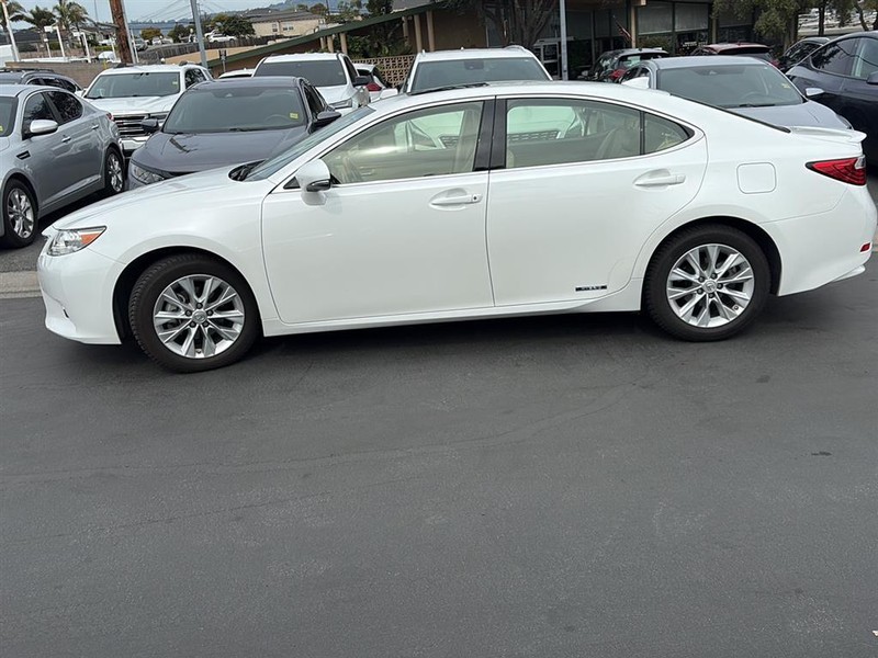 Lexus ES 300h Vehicle Full-screen Gallery Image 02