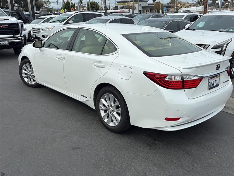 Lexus ES 300h Vehicle Full-screen Gallery Image 03