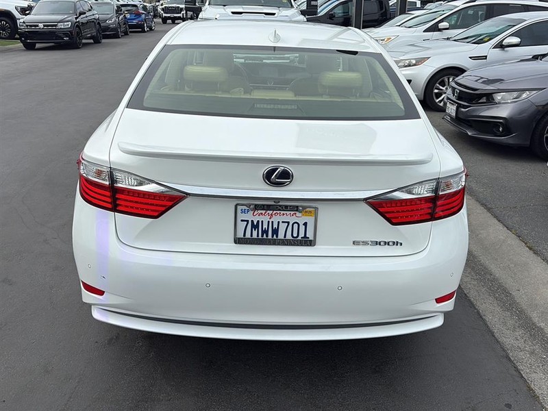Lexus ES 300h Vehicle Full-screen Gallery Image 04