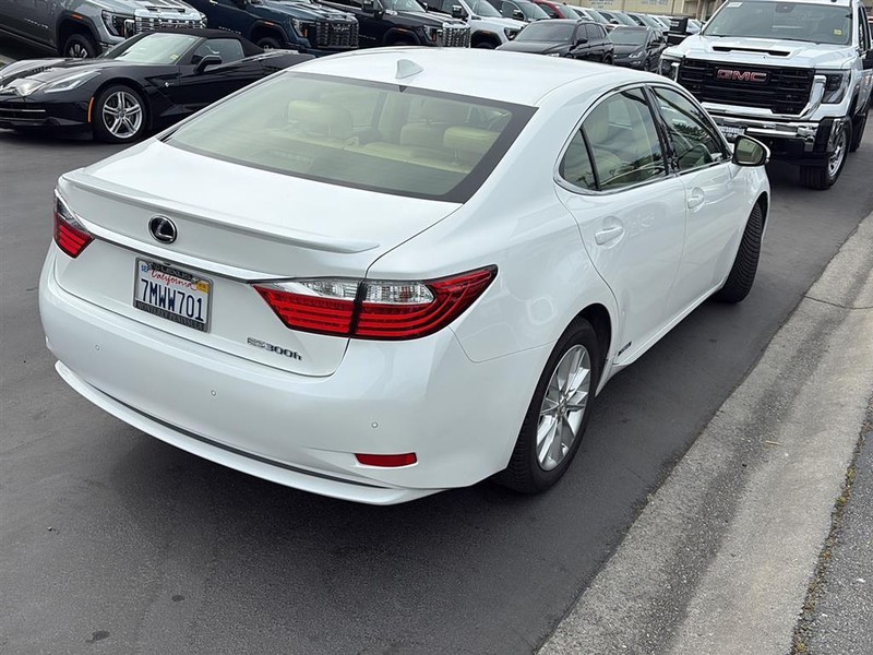 Lexus ES 300h Vehicle Full-screen Gallery Image 05