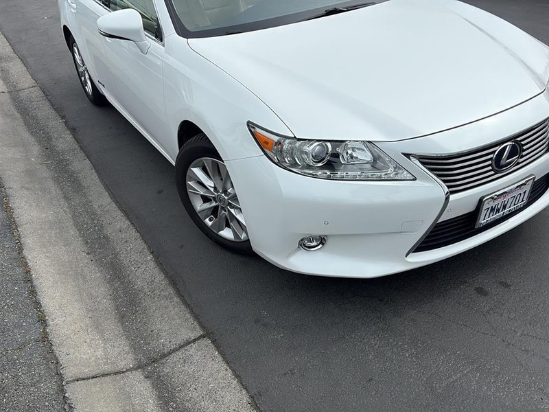 Lexus ES 300h Vehicle Full-screen Gallery Image 06