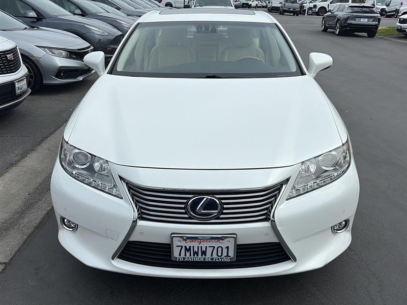 Lexus ES 300h Vehicle Full-screen Gallery Image 07