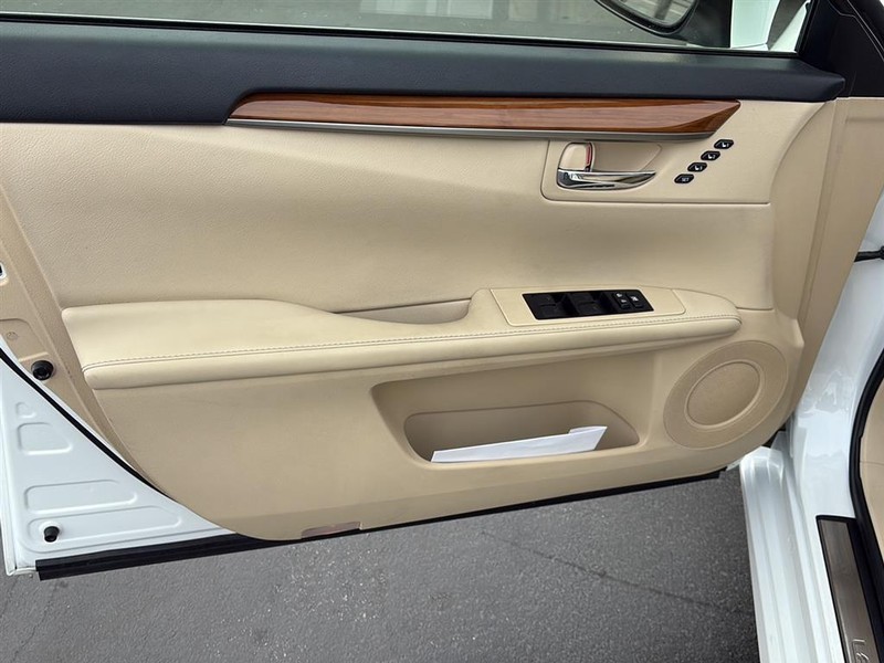 Lexus ES 300h Vehicle Full-screen Gallery Image 09