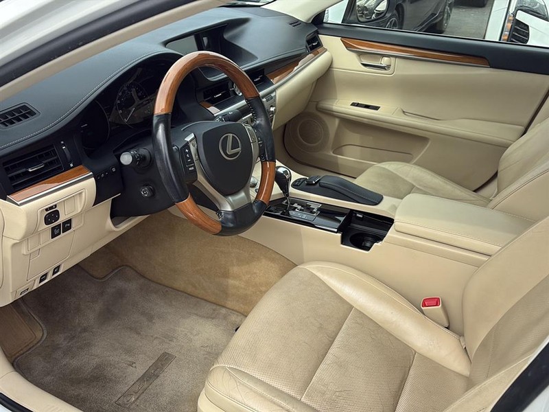 Lexus ES 300h Vehicle Full-screen Gallery Image 10
