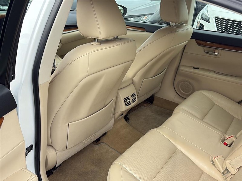 Lexus ES 300h Vehicle Full-screen Gallery Image 12