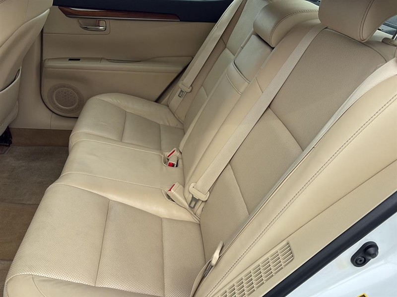 Lexus ES 300h Vehicle Full-screen Gallery Image 13