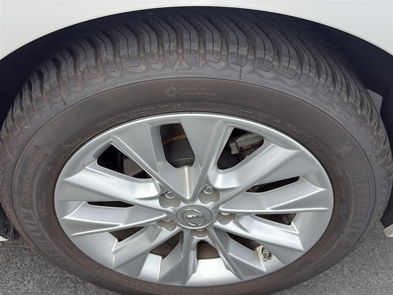 Lexus ES 300h Vehicle Full-screen Gallery Image 14