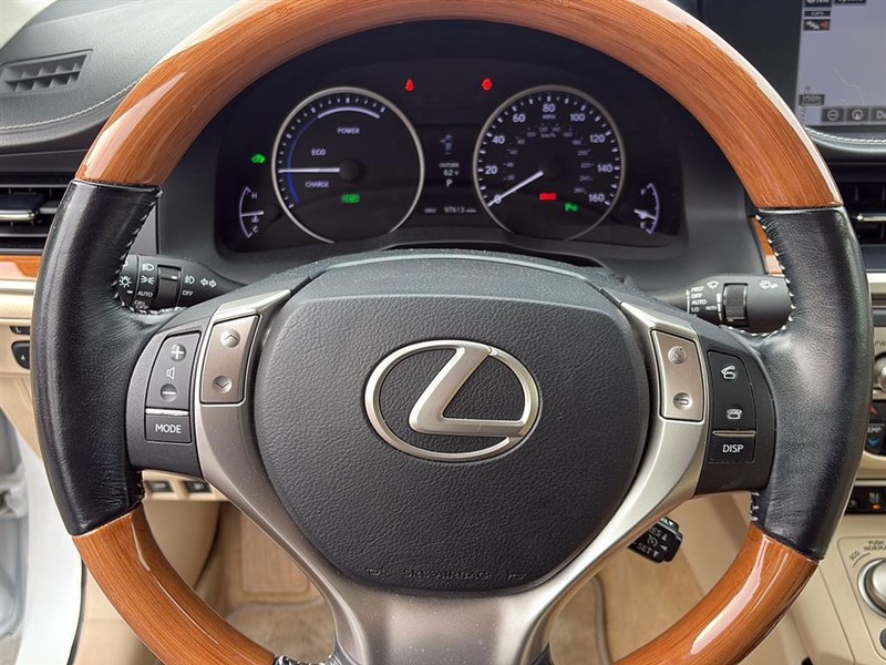 Lexus ES 300h Vehicle Full-screen Gallery Image 15