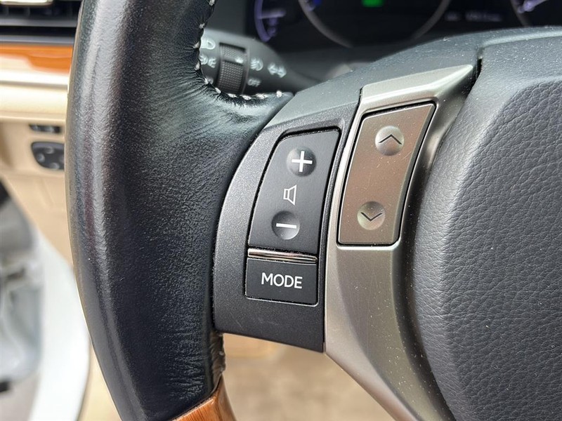 Lexus ES 300h Vehicle Full-screen Gallery Image 17