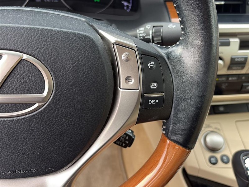 Lexus ES 300h Vehicle Full-screen Gallery Image 18