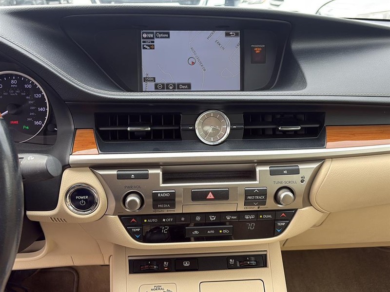 Lexus ES 300h Vehicle Full-screen Gallery Image 19