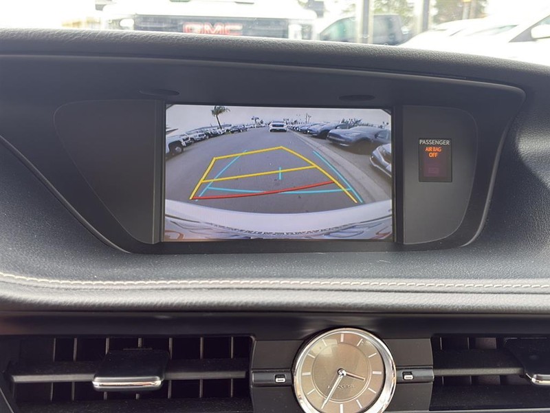 Lexus ES 300h Vehicle Full-screen Gallery Image 20