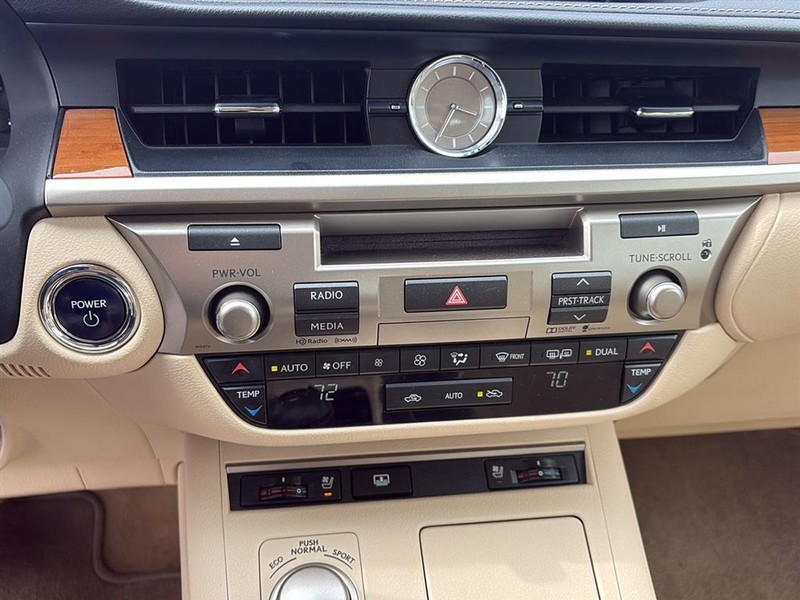 Lexus ES 300h Vehicle Full-screen Gallery Image 21