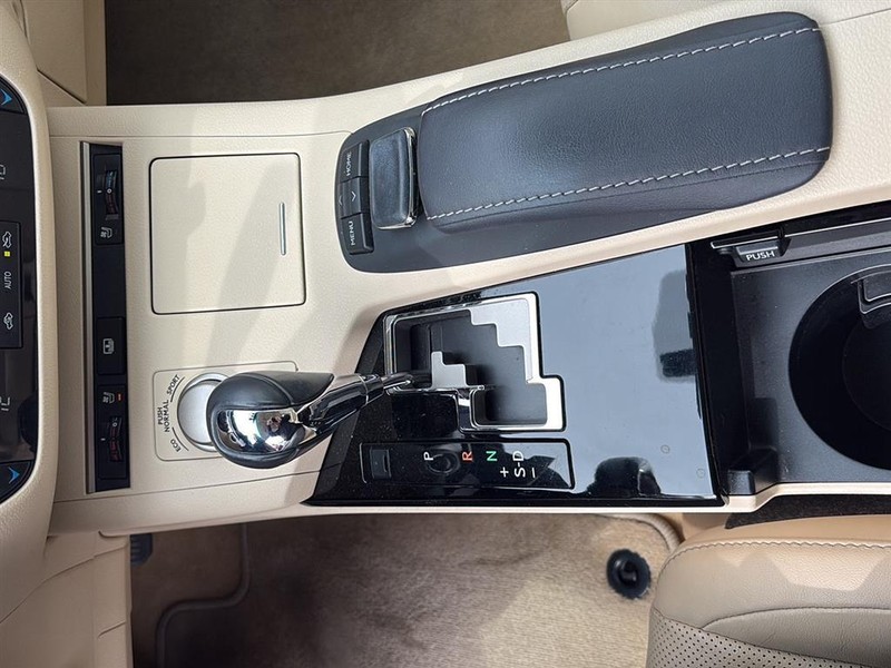 Lexus ES 300h Vehicle Full-screen Gallery Image 22