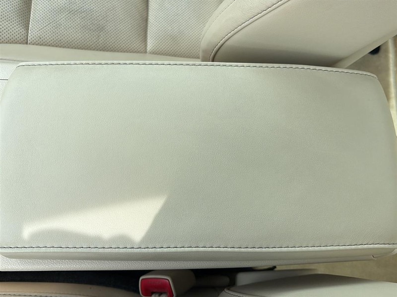 Lexus ES 300h Vehicle Full-screen Gallery Image 23