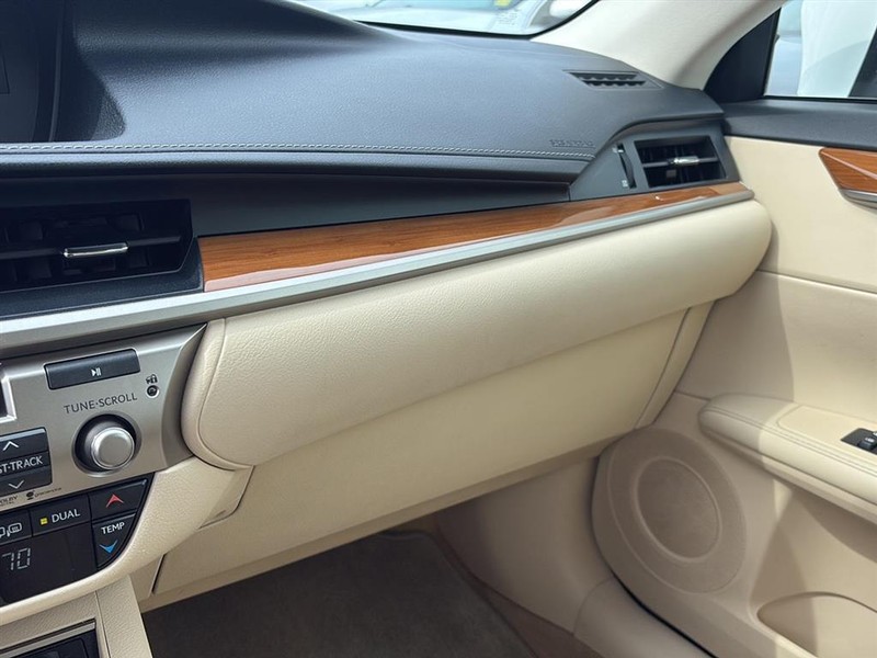 Lexus ES 300h Vehicle Full-screen Gallery Image 24