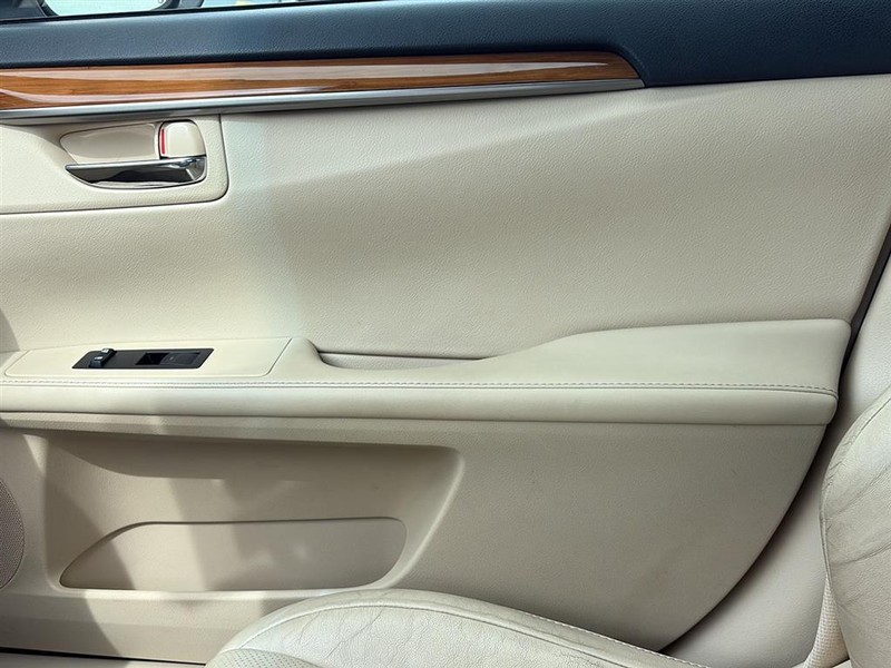 Lexus ES 300h Vehicle Full-screen Gallery Image 25