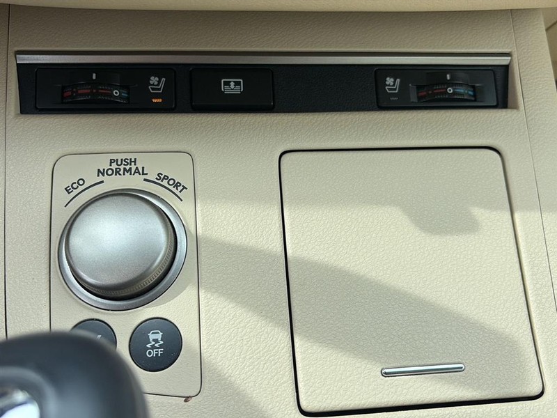 Lexus ES 300h Vehicle Full-screen Gallery Image 27