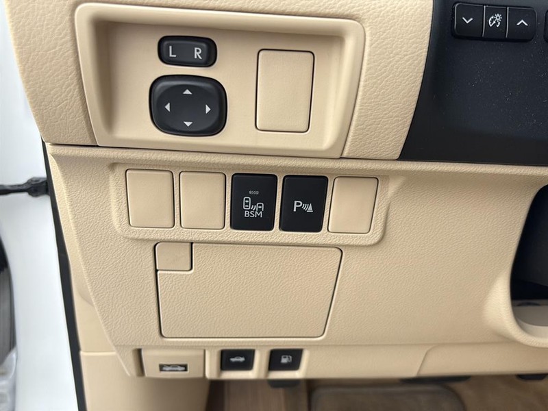 Lexus ES 300h Vehicle Full-screen Gallery Image 28