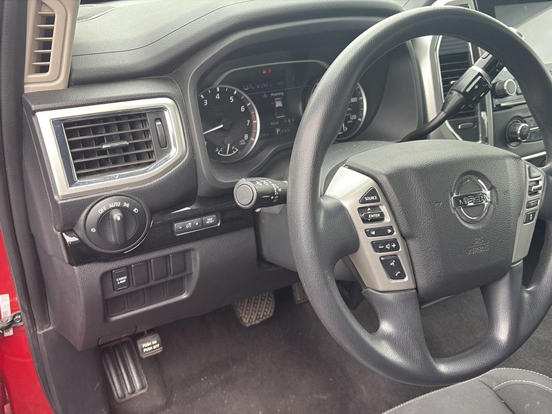 Nissan Titan Vehicle Full-screen Gallery Image 08