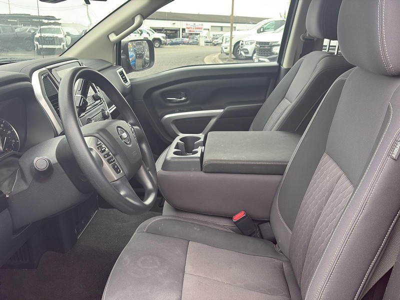 Nissan Titan Vehicle Full-screen Gallery Image 09
