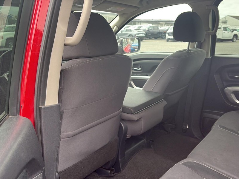 Nissan Titan Vehicle Full-screen Gallery Image 10