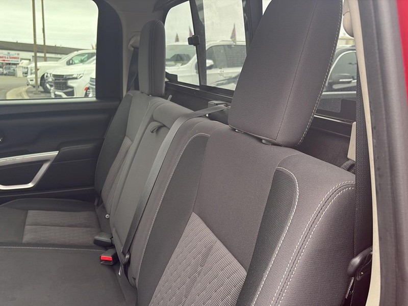 Nissan Titan Vehicle Full-screen Gallery Image 11