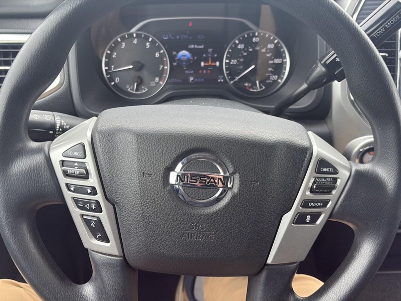 Nissan Titan Vehicle Full-screen Gallery Image 12
