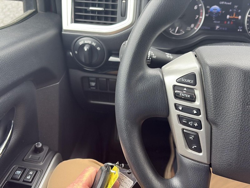 Nissan Titan Vehicle Full-screen Gallery Image 14