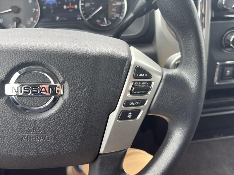 Nissan Titan Vehicle Full-screen Gallery Image 15